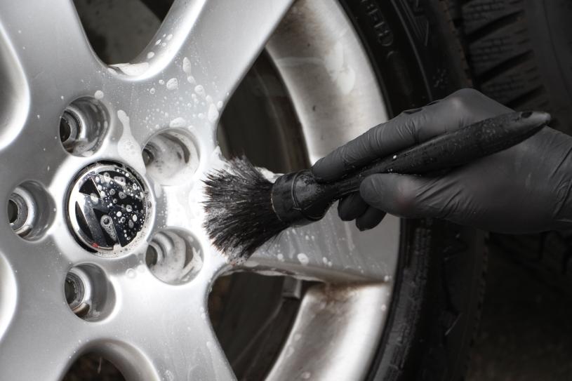 Cleaning brake dust from spokes and lug nut recesses