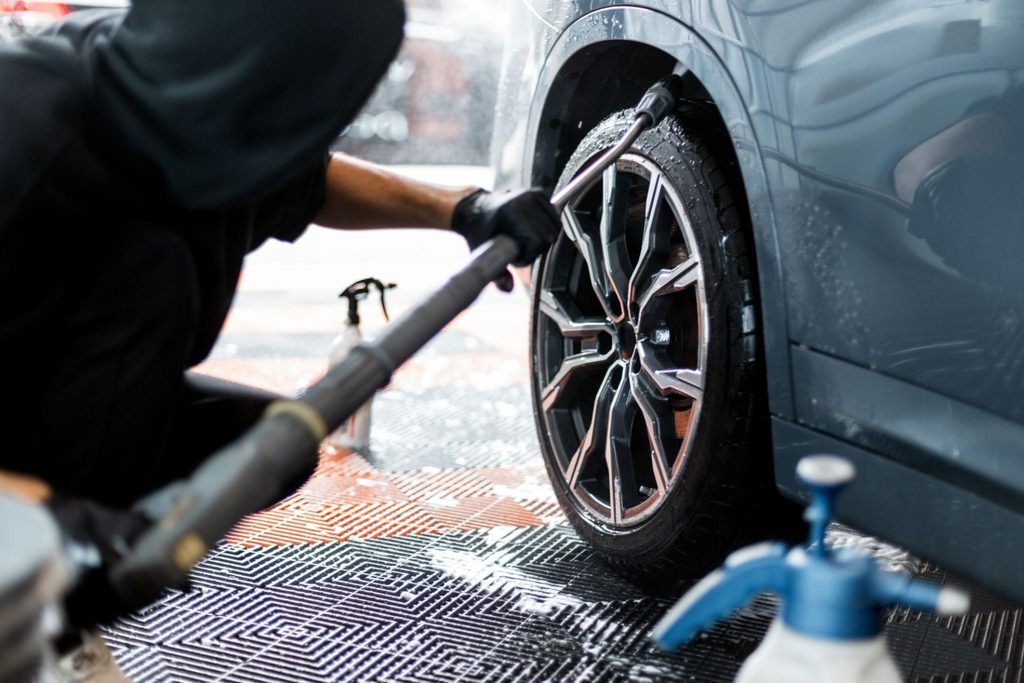 Rinsing loose brake dust before cleaning